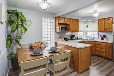 Image de Astonishing Home Mins Away Airport Dwtn UofR andRIT