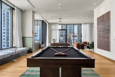 Image de Top Floor Highrise byBayside