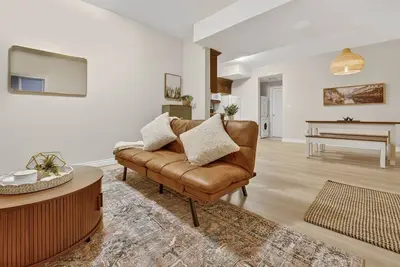 Image de Bright Cozy Modern Suite in Prime Location