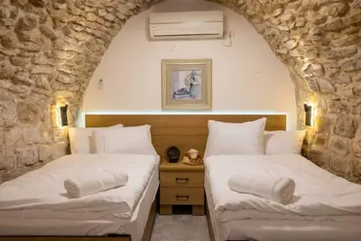 Image de סוויטת \"תרפ\"ט 12\" - בית אבן עתיק עם פטיו פרטי