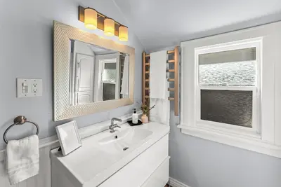 Image de Cozy central cottage! Fire pit, Theater Room & 420 Friendly!