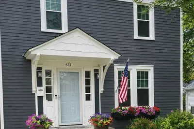 Image de Welcome to Villa deGrazi in the heart of Lake Country! Walk to vibrant downtown!