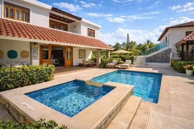 7br Villa-Apt  2-Min Walk to Beach