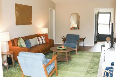 Image de Midcentury corporate retreat! 5 minutes to mid-America. 13 minutes to Rocklahoma