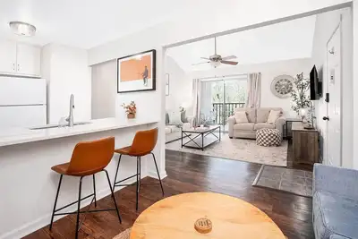 Image de 3/4 mile walk to Toomer's, 2br/2ba, 4 Queens, 2 sofa bed