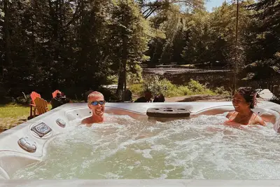 Image de Lakeside Memories Await at Trenanthia's Woody