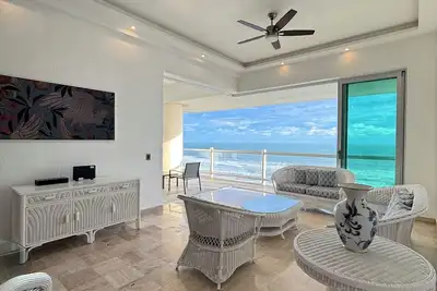 Image de Stunning 3br Oceanfront Penthouse Mila | Perfect for Families