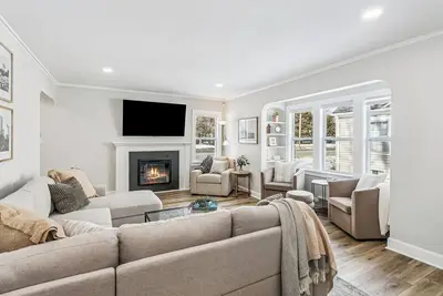 Image de The Oliver House - Walk to Restaurants, Bars & Shopping - Indoor Gym & Fire Pit!