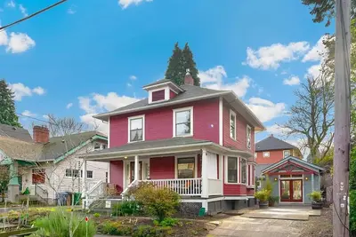 Image de Bright and Airy 3 bed 1. 5 bath Pet Friendly Mid Term Rental in Kerns Laurelhurst