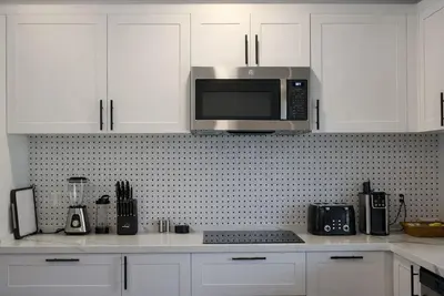 Image de Serene 1- Bedroom Suite with luxury Bedding, Premium kitchenette & Island view