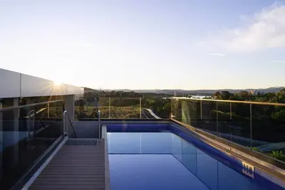 Image de Chada by Cadiz Properties – Lakeview | Pool | Cbd & Parkside