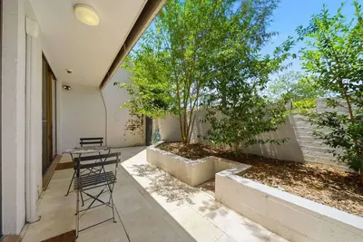 Image de Appartement spacieux et lumineux avec cour et barbecue.