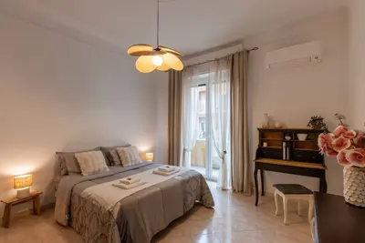 Image de GuestHost - Comfortable 60 mq apartment, perfect for 4 people, located on the third floor of a building with lift. The property is located a few steps from the historic center of Sanremo, in an area full of services. In the immediate vicinity there is the