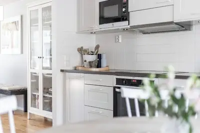 Image de 3-storey house with lake view