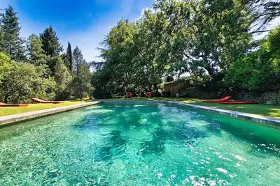 Image de Mas XVIIe au cœur d’un vignoble Aoc, piscine