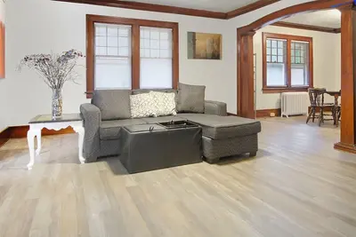 Image de one-bedroom apartment 1, 500 square feet of inviting comfort and practical style.