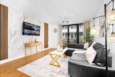 Image de \t\nStylish Chinatown Two Bedrooms Apartment - Secure Parking - Balcony