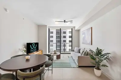 Image de Downtown Condo | Free Parking & Prime Location