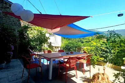 Image de Chambre d'hôtes « Montagne Noire, Chez \"Pinceau\" »  vue montagne, terrasse partagée et Wi-Fi