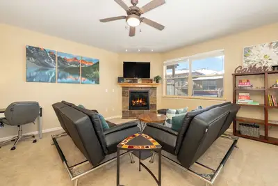 Luxurious 2 bedroom, private deck, forest view