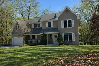 Image de Half-Acre Coastal Retreat- Hot tub and walk to town!