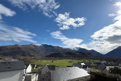 Villa avec piscine face aux montagnes.