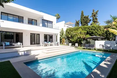 Private Luxury Villa, Heated Pool & Sauna