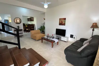 Image de Ideal House for Families: Open Spaces, Equipped Kitchen and Secure Parking.