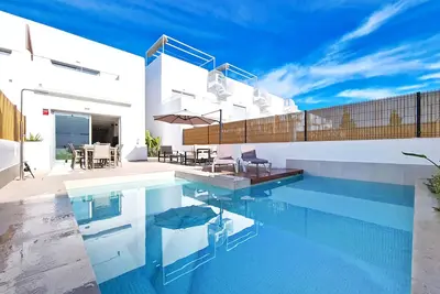 Image de Villa avec piscine privée et grande terrasse