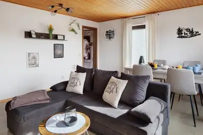 Image de Surki avec loggia ensoleillée et vue sur le lac