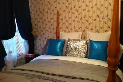 Image de Niagara Heritage Cottage Rental Situated on large treed lot in Notl