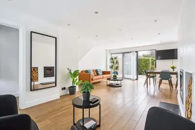 Image de Contemporary 3-Bed House - Parking - By Tempstay