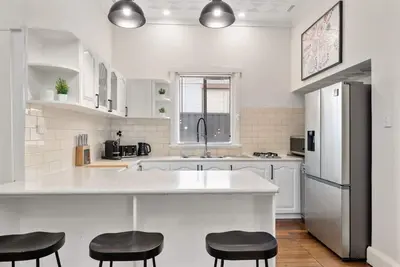 Image de Nestled in a quiet street, minutes from Perth City Centre, Crown & Optus.