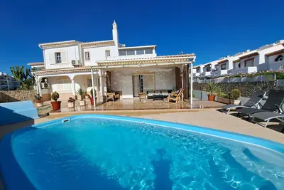 Image de Villa Casanova – 5 chambres avec salle de bain, piscine privée, à 900 m de la plage