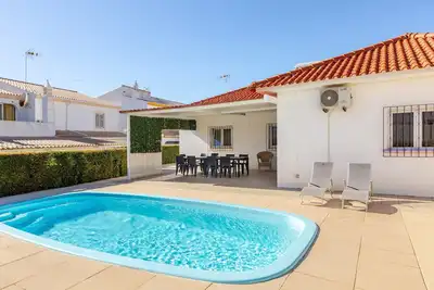 Image de Villa Claramar avec piscine privée, climatisation et Wi-Fi