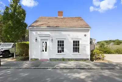 Image de Stunning Renovated Home - Walk to Town!