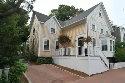 Image de Modern Union: Chic Architect-Designed Home Near Main Street