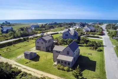 Image de Bright Madaket Two Story Cottage