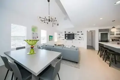 Image de Modern Luxury 2br Pied-A-Terre in Town!