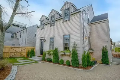 Image de Gorgeous in-town home built in 2022!