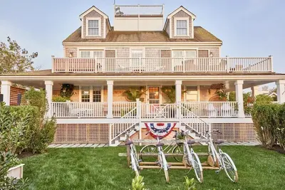 Image de Modern interior, upside down house in Brant Point