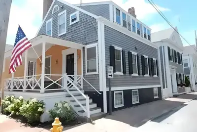 Image de Recently rennovated, beautiful home in town