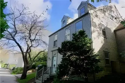 Image de Bright and cheery multi level home, tastefully decorated