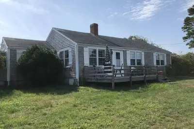 Image de Ranch style home with distant water views and gorgeous sunsets!