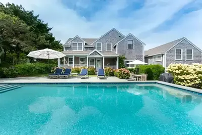 Image de Custom home well suited for family time together