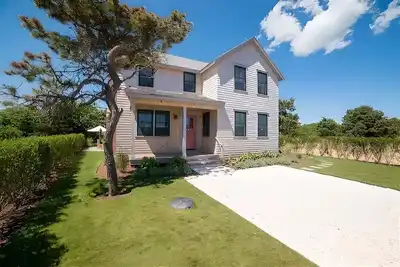 Image de Newly constructed home in town with pool and cabana!