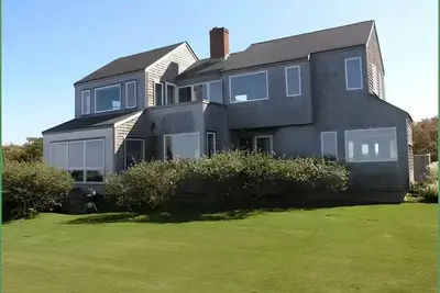 Image de Beautiful beach house located on Bluff overlooking the harbor