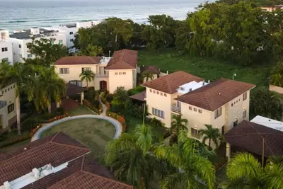 8 bedroom Villa steps from the beach