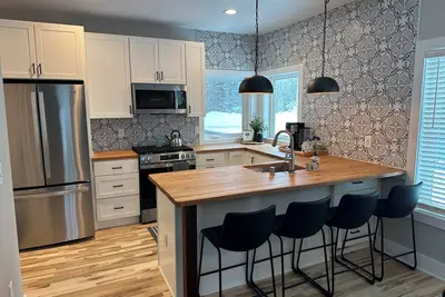 Image de Trailer Parking Hot Tub, 2 bed 2bath, snowmobile trail, ski, snowboard and more! !