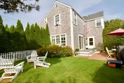 Image de Lovely brighyt & cheery condo located in town